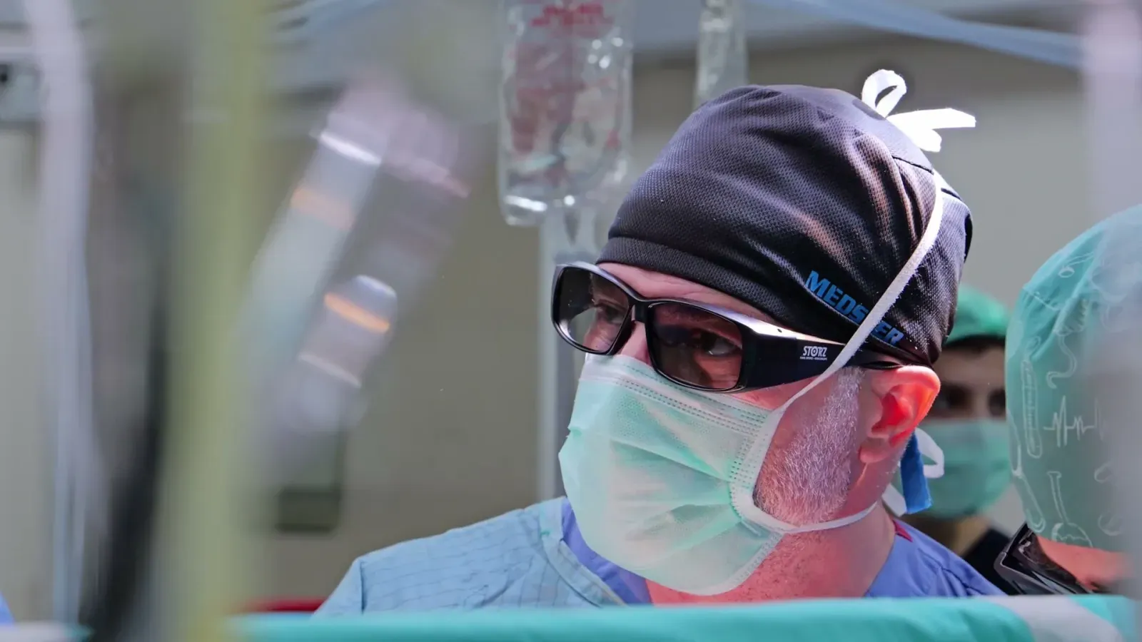 Prof. Dr. Ali Civelek ameliyatta 3D gözlükle ekrana bakıyor