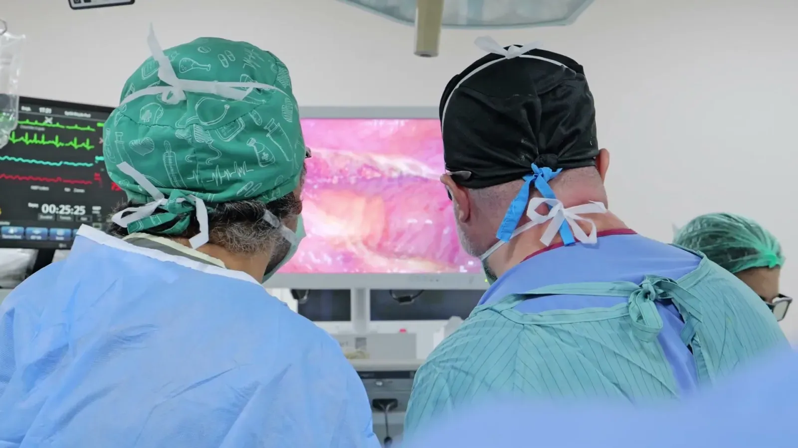 Ameliyat ekibi 3D monitördeki endoskopik görüntüye bakıyor
