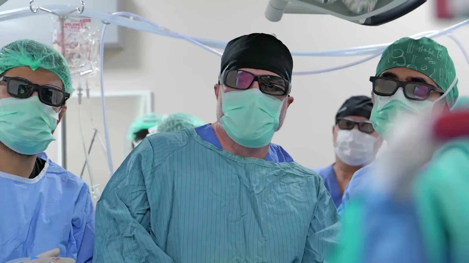Prof. Dr. Ali Civelek ve ekibi 3D gözlüklerle ameliyatta