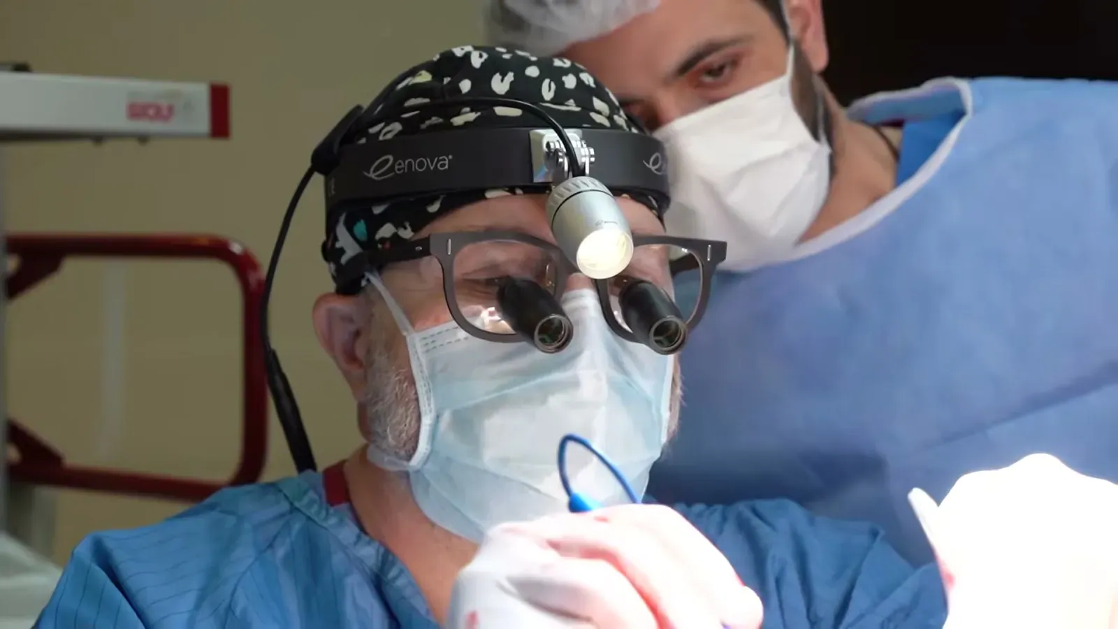 Prof. Dr. Ali Civelek cerrahi lup ve ışıkla ameliyatta
