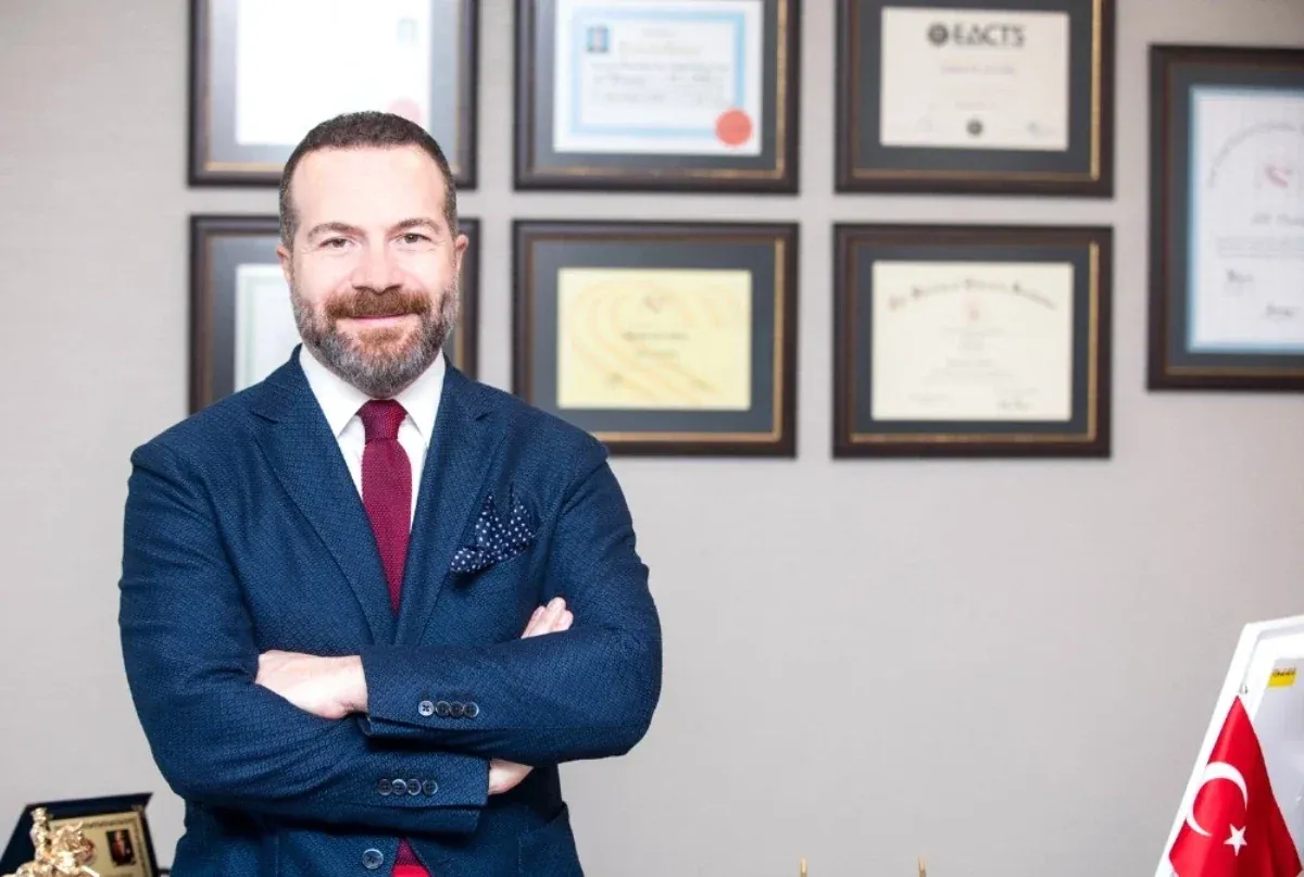 Prof. Dr. Ali Civelek sertifikalarının önünde